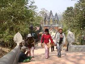 Description : http://www.khuontour.com/PhotosPerso/Angkor%20vat%20deguisement/compress/02270003.jpg